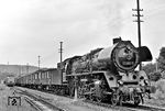 41 1260 mit einem Güterzug in Jena West. Der Bahnhof liegt im Westen des Jenaer Stadtzentrums an der Weimar-Geraer Bahn (auch „Holzlandbahn“ genannt). Nach 1990 wurden die Gleisanlagen massiv zurückgebaut, alle Werksanschlüsse oder dem Güterverkehr dienenden Gleise sowie dazugehörige Weichen wurden entfernt. Der Bahnhof hat heute nur noch zwei Durchgangsgleise und vier Überleitweichen. Güterverkehr findet im Bahnhof nicht mehr statt. Im Personenverkehr wird er heute (2024) stündlich durch zwei Regional-Express- sowie eine Regionalbahnlinie bedient. (07.1977) <i>Foto: Martin Heller</i>