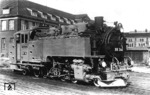 99 744 präsentiert sich im Fotografieranstrich auf der großen mehrspurigen Drehscheibe im Werkhof der Berliner Maschinenbau AG in Wildau. Die Lok erlebte das Kriegsende beim Bw Zittau, wurde Ende 1945 von der SMA beschlagnahmt und in die Sowjetunion verbracht. Als Werklok im Metallurgischen Kombinat in Belorezk erhielt sie einen neuen Rahmen, Führerhaus und Zylinder und die Achsfolge 1'E mit Schlepptender. Seit ca. 1962 soll sie mit Ölfeuerung unterwegs gewesen sein.  (11.1929) <i>Foto: Werkfoto</i>