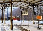 Eine S-Bahn (BR 275) im Bahnhof Wittenau Kremmen Bahn. Die Station wurde 1893 unter dem Namen Dalldorf (Kremmener Bahn) eröffnet. Seit Januar 1906 trug sie den Namen Wittenau (Kremmener Bahn), obwohl sie nicht in Wittenau, sondern im Ortsteil Reinickendorf liegt. 1984 wurde der Betrieb für mehrere Jahre eingestellt. Bei der Wiedereröffnung der Station im Jahr 1995 erhielt diese den Namen Karl-Bonhoeffer-Nervenklinik nach dem Namen des ein Jahr zuvor eröffneten U-Bahnhofs der Linie U8. Beide Stationszugänge liegen allerdings etwa 300 Meter auseinander, der U-Bahnhof bereits im Ortsteil Wittenau. Das Bahnsteigdach wurde nach einem Sturm im Jahr 2005 abgebaut; erhalten sind die denkmalgeschützten Dachstützen aus Gusseisen. Die Bauform des Daches ist einmalig auf der Kremmener Bahn, sie entspricht dem auf einer Reihe von Bahnhöfen der Wannseebahn gebauten Typ. (1984) <i>Foto: Manfred Verhoolen</i>