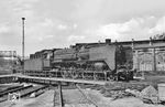 01 2029 vom Bw Berlin Ostbahnhof wendet im Bw Berlin-Schöneweide. Die Lok war von ursprünglich 850 mm Laufraddurchmesser im Drehgestell auf 1000 mm (wie die Serie ab 01 102) umgebaut worden. (02.04.1977) <i>Foto: Alan Orchand</i>