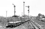 112 319 (Bw Sangerhausen) verlässt mit GmP 68446 (Arten - Bad Frankenhausen) den Bahnhof Bretleben in Richtung Sondershausen. Bretleben war früher ein Umsteigebahnhof an der Strecke Erfurt–Sangerhausen. Die Strecke an der Unstrut nach Sondershausen ist seit vielen Jahren ohne Verkehr, die Formsignale sind Ks-Signalen gewichen, die Stellwerke verfallen zu Ruinen und der Wasserturm ist bereits ohne Dach. (02.05.1990) <i>Foto: Thomas Fischer</i>