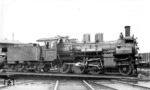 54 908, eine preußische G 5.4, in ihrer Heimatdienststelle Heide (Holst). Sie ist eine der in den 1920er Jahren zu Heißdampflokomotiven umgebauten Zweizylinder-Verbundlokomotiven (alt 1'C n2v - neu 1'C h2v). Dazu wurden die Kessel entsprechend umgebaut und zusätzlich mit einem Speisedom versehen und auf der Hochdruckseite (= Lokführerseite) ein neuer Zylinder mit Kolbenschieber eingebaut, wofür die Steuerung ebenfalls umgebaut werden musste, während auf der Niederdruckseite die Flachschieber und die entsprechende Steuerungsbauart beibehalten blieb. Der Umbau war so erfolgreich, dass die umgebauten Maschinen zu den sparsamsten Bauarten der DRG gehörten. (1932) <i>Foto: DLA Darmstadt (Hubert)</i>