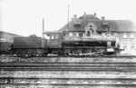 55 038, eine preußische G 7¹ in Zwillings-Version mit Innensteuerung, präsentiert sich in einem äußerlich guten Zustand vor dem Verwaltungsgebäude im Heimat-Bw Neuß.  (24.01.1934) <i>Foto: DLA Darmstadt (Bellingrodt)</i>