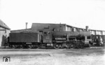 Werner Hubert hätte bei dieser Aufnahme der 55 2351 im Bw Heimat-Rheine R sicherlich nicht für möglich gehalten, dass ausgerechnet dieses Bahnbetriebswerk einmal zum Eldorado der letzten Dampflok(fan)s werden würde. Bei dieser Lok handelt es sich um eine der in den 1920er Jahren von der DRG zu Heißdampfloks umgebauten preußischen G 9, hier offenbar in einer Variante mit einer von der älteren Form der Lentz-Ventilsteuerung (mit stehenden Ventilen) abweichenden Ausführung einer Ventilsteuerung, erkennbar an der tiefen Ableitung der Steuerungsbewegung am Voreilhebel und den Klappen bzw. Verkleidungsausbuchtungen am Zylinderblock. (1931) <i>Foto: DLA Darmstadt (Hubert)</i>
