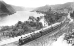 Blick ins Rheintal bei Oberwesel auf den nordwärts fahrenden FD 263 mit Zuglok 18 518. Im Laufe des Sommers 1928 war 18 518 aus München neben anderen S 3/6 zur Einführung des neuen "Rheingold" nach Wiesbaden ausgeliehen worden. Für den Langlauf erhielt sie den von J.A. Maffei gelieferten größeren Tender der neuen Bauart 2'2' T 31,7. Neben den Schnellzügen entlang des Rheins ist besonders der Einsatz der S 3/6 vor dem FD 263/264 (München – Frankfurt/M – Hoek van Holland) mit Kurswagen aus Budapest zu nennen. Zwischen Frankfurt/M und Zevenaar/NL war eine Wiesbadener Lok über 370 km am Zug. Der seinerzeit durch ganz Deutschland fahrende Zug wurde nur von S 3/6 in zwei Etappen geführt.  (29.05.1931) <i>Foto: DLA Darmstadt (Bellingrodt)</i>