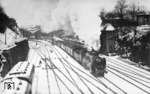 18 540 verlässt mit D 93 (Köln – Münster/Westf – Altona) den Bahnhof Wuppertal-Elberfeld (heute Wuppertal Hbf). Die Lok wurde im August 1930 fabrikneu dem Bw Osnabrück Hbf zugeteilt, als Ersatz für veraltete Vierlings-S 10.  (03.1931) <i>Foto: DLA Darmstadt (Bellingrodt)</i>