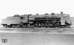 Werner Hubert hat 19 011 im Erscheinungsbild der 1940er Jahre dokumentiert. Für eine bessere Optik wurde die Porträtaufnahme retuschiert. Die Lok präsentiert sich mit Indusi, Hoheitszeichen und abgedunkelten Lampen in ihrer neuen Heimat-Dienststelle Reichenbach (Vogtl). Sie war erst am 07.05.1944 vom Bw Dresden-Altstadt überwiesen worden, noch fehlen die neuen Heimat-Anschriften. Seit Anfang 1945 stand sie wegen Kriegsschäden abgestellt, die Schrottaktion 1950/51 besiegelte ihr Schicksal. Letztendlich erfolgte am 20.12.1951 die Absetzung vom Lokbestand.  (06.1944) <i>Foto: Werner Hubert</i>