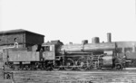 Von den 36 zwischen 1905 und 1907 bei Maffei in München gebauten bayr. P 3/5 N mit Vierzylinder-Verbundtriebwerk wurden 6 Lokomotiven im 1. Weltkrieg zerstört, 17 weitere mussten als Reparationsleistung abgegeben werden. Die verbleibenden 13 Lokomotiven wurden von der Deutschen Reichsbahn als Baureihe 38.0 übernommen und bis 1934 ausgemustert. Lediglich die hier im Heimat-Bw Hof gezeigte 38 003 hat bis 1943 überlebt.  (10.06.1933) <i>Foto: DLA Darmstadt (Bellingrodt)</i>