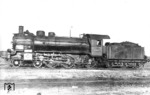 Die hier gezeigte 38 1100 ist die Zweitbesetzung. Es handelt sich um die ehemalige "2415 Kattowitz" (Linke-Hofmann, Baujahr 1913), die 1922 mit Oberschlesien in Polen verblieb und dort als Ok1-30 weiter im Einsatz war. Die Reichsbahn übernahm sie 1939 und vergab ihr die freie Nummer 38 1100. Die Lok des Bw Posen Hbf wurde als Räumungslok am 26. Januar 1945 von Neu Bentschen in Richtung Westen weitergeleitet und in Weißandt-Gölzau abgestellt. Das Bw Köthen übernahm sie später in den Bestand. Ausgemustert wurde die Lok erst 1969. Hermann Maey traf 38 1100 im Bw Posen Hbf mit einem Tender der Bauart 3 T 16 an, der von einer ehemaligen LBE-S 10 (17 141 bis 143) stammt.  (20.09.1944) <i>Foto: RVM-Filmstelle Berlin (Maey)</i>