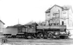 Vor dem bekannten Wohnhaus mit dem Marienstandbild am Bw Würzburg enstand diese ausgewogene Porträtaufnahme der 38 403 vom Bw Treuchtlingen. Von der bayerischen P 3/5 H wurden 1921 insgesamt 80 Exemplare beschafft. (1930) <i>Foto: DLA Darmstadt (Maey)</i>