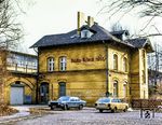 Der Bahnhof Berlin-Reinickendorf wurde zur Eröffnung der Kremmener Bahn am 1. Oktober 1893 in Betrieb genommen. Aus dieser Zeit stammt auch das Empfangsgebäude. Der S-Bahn-Boykott von 1961, zu dem in West-Berlin als Protest gegen den Bau der Berliner Mauer aufgerufen wurde, zeigte langfristig durchaus Wirkung. Auch weil die BVG parallel zu den S-Bahnstrecken einen Busbetrieb einrichtete. Der Streik schmälerte die DM-Einnahmen der DDR S-Bahn erheblich. In der Folge vernachlässigte die Reichsbahn ihre Westberliner Anlagen zusehends, wie auch an dem Schriftzug des Bahnhofs zu sehen ist. Dieser wurde 1995 in "Alt-Reinickendorf" geändert. (1982) <i>Foto: Karsten Risch</i>
