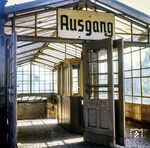 Der morbide Charme des Bahnsteigausgangs im S-Bahnhof Berlin-Nikolassee. (1982) <i>Foto: Karsten Risch</i>