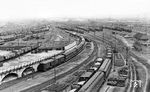 Blick in den Abstell- und Zugbildungsbahnhof Deutzerfeld. Seinen Ursprung hat er im Bahnhof Deutzer Feld der Köln-Mindener Eisenbahn-Gesellschaft aus dem Jahr 1859. Nach und nach wurde er zum größten Kölner rechtsrheinischen Personenbahnhof ausgebaut, maßgeblich für den Betrieb der beiden Strecken von Köln-Deutz nach Minden (Westf) und Gießen. Seit August 1951 tragen alle hier ansässigen Dienststellen die Bezeichnung Köln Deutzerfeld. Die Anbindung des Bahnhofs erfolgt bis heute ausschließlich über eine einseitige Zufahrt mit dem Bahnhof Köln-Deutz.  (03.05.1931) <i>Foto: DLA Darmstadt (Bellingrodt)</i>