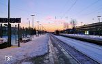 Der ursprüngliche Bochumer Hauptbahnhof befand sich einige hundert Meter westlich des heutigen Hauptbahnhofs. Durch den Luftangriff vom 4. November 1944 wurde er nahezu vollständig zerstört. Der neue Hauptbahnhof wurde ab 1955 neu errichtet und 1957 seiner Bestimmung übergeben. Heute besitzt er vier Mittelbahnsteige mit acht Gleisen. Dort halten Züge der S-Bahn Rhein-Ruhr, des Regional- und Fernverkehrs.  (06.01.2009) <i>Foto: Peter Schröter</i>