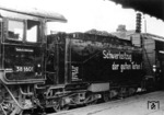 Der Tender der Erfurter 38 1601 diente als Werbeträger für einen "Schwerlastzug der guten Taten". Dieser wurde von den "Werktätigen des Verkehrswesens" zu Ehren des 10. Geburtstages der DDR am 07. Oktober 1959 in einer festlichen Veranstaltung am Bahnhof Berlin-Friedrichstraße der DDR-Regierung übergeben. Derartige Metaphern wurden bemüht, damit sich die DDR-Führungsriege in Erfolgsmeldungen in Form von Sonderschichten und Planübererfüllung zu bestimmten Anlässen sonnen konnte. Das Bild entstand in Erfurt Hbf. (02.10.1959) <i>Foto: RBD Erfurt</i>