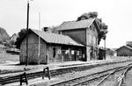 Das Empfangsgebäude am Endpunkt der Walhallabahn in Wörth an der Donau. Links im Vordergrund ist eine Lokwasser-Entnahmestelle zu sehen. (08.1958) <i>Foto: Gerhard Karl</i>