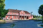 Der Bahnhof Fürstenberg (Havel) – bis 1951 Fürstenberg (Meckl) – liegt an der Berliner Nordbahn und wurde 1877 eröffnet. Der Verkehr auf der abzweigenden Strecke nach Templin endete 1996. Das Empfangsgebäude stammt im Kern aus der Eröffnungszeit der Strecke, wurde aber mehrfach erweitert. Das Gebäude befindet sich seit Anfang 2015 in Privatbesitz. 2016 wurde die Fassade saniert und mit einem neuen Anstrich versehen. Die Bahnhofsanlage mit Empfangsgebäude und weiteren Bauten steht seit 2017 unter Denkmalschutz. (14.06.2025) <i>Foto: Joachim Schmidt</i>