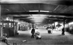 Blick in den großzügig gestalteten Güterschuppen der Ga Leipzig Hbf. Man kann ahnen, welche gigantische Mengen an Stückgütern hier täglich umgeschlagen wurden. (1934) <i>Foto: RVM</i>
