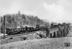 Die noch recht neue EG 592 vom Bw Hirschberg (Schlesien) Hbf auf dem Boberviadukt unmittelbar nach der Abzweigstelle Hausberg. Im Hintergrund der Aussichtsturm vom Hausberg, einem Hirschberger Wahrzeichen. Wenig später trat das neue Bezeichnungssystem für elektrische Lokomotiven in Kraft, woraufhin die Lok in E 91 92 umgezeichnet wurde.  (1926) <i>Foto: RVM</i>
