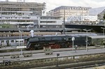 01 508 (mit Boxpok-Rädern) wartet im Hamburger Hauptbahnhof vor D 163 nach Berlin auf Ausfahrt. Als einzige deutsche Dampflok waren acht Maschinen der Baureihe 01.5 zeitweise mit Boxpok-Rädern ausgestattet, die sich jedoch aufgrund von Konstruktionsfehlern nicht bewährten und später wieder gegen normale Speichenradsätze getauscht wurden. (02.07.1968) <i>Foto: Will A. Reed</i>