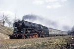 01 527 rollt vor dem nicht gerade komfortablen, aus Bn-Wagen ("Silberlinge") gebildeten D 1098 nach Düsseldorf, bei Weiterode dem nächsten Halt in Bebra entgegen. (13.04.1968) <i>Foto: Will A. Reed</i>