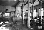 Blick in die Bahnhofsgaststätte von Pirmasens Hbf. Als besonderes Qualitätsmerkmal wurde mit eigener Schlachtung geworben. Die regionale Brauerei "Bellheimer Bier" aus Pirmasens existiert heute immer noch. (1956) <i>Foto: BD Mainz, Slg. W. Löckel</i>