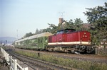 112 749 verlässt mit einem Doppelstock-Wendezug nach Stapelburg den Bahnhof Wernigerode. Unmittelbar nach Fall der Mauer wurde im Dezember 1989 das 1961 wegen der Nähe zur Grenze stillgelegte Streckenstück Ilsenburg–Stapelburg wiedereröffnet. Da ein Lückenschluss über die bis 1945 existierende Trasse nach Vienenburg nicht mehr möglich war, wurde eine komplett neue Trasse gebaut, die am 02. Juni 1996 in Betrieb ging. Am 12. April 1995 wurde Ilsenburg–Stapelburg erneut stillgelegt. (07.10.1991) <i>Foto: Will A. Reed</i>