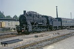 57 3213 rangiert in Rostock Hbf. Die Lok gehörte 1945 eigentlich zum Bestand der RBD Regensburg. Bei einem planmäßigen Aufenthalt im RAW Meiningen wurde die Lok dort einfach einbehalten und dem Bw Erfurt Gbf zugeschlagen. (02.07.1968) <i>Foto: Will A. Reed</i>