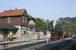 Zum Ersatz des teilweise überalterten und überdies heterogenen Lokomotivbestands der Harzquer- und Brockenbahn sowie der Schmalspurbahn Eisfeld–Schönbrunn beschaffte die Deutsche Reichsbahn zwischen 1954 und 1956 insgesamt 17 Neubaulokomotiven. Eine der bei LKM Babelsberg gebauten Loks war 99 7233 (99 233), die aus Thüringen in den Harz kam und hier mit einem Personenzug in Alexisbad wartet. (10.10.1991) <i>Foto: Will A. Reed</i>