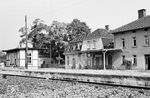 Der während der deutschen Teilung im Dornröschenschlaf liegende Bahnhof Herleshausen. Für die DDR war dieser auf bundesdeutschem Gebiet liegende Streckenabschnitt zwischen Eisenach und Gerstungen immer problematisch, weil die Bahnstrecke gleich mehrfach die innerdeutsche Grenze querte. Bereits 1952 war der Personenverkehr nach Eisenach eingestellt worden. Um das "Herleshausener Problem" loszuwerden, baute die DDR trotz schwierigster Umstände eine Umleitungstrecke für den Abschnitt Eisenach - Gerstungen über Förtha, die im Frühjahr 1962 in Betrieb ging. Danach verkehrte lediglich noch ein Güterzugpaar über Herleshausen. Ende der 1980er Jahre sollten die Gleisanlagen von der Rbd Erfurt an die DB abgegeben werden und ein Abbau der Gleise erfolgen. Mit dem Mauerfall 1989 erkannte man die Vorteile der Werratalstrecke gegenüber der Bergstrecke über Förtha und begann mit der Erneuerung der Gleisanlagen. Nach 40 Jahren erwachte Herleshausen wieder aus dem Dornröschenschlaf. (16.06.1966) <i>Foto: Wolfgang Jahn</i>