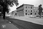 Die Regensburger Bahnanlagen wurden erst relativ spät Ziel alliierter Luftangriffe. Grund war wohl das Desaster der "Operation Double Strike", bei dem am 17. August 1943 die USAAF bei einem parallelen Angriff auf Regensburg und Schweinfurt fast 200 Bomber verlor und etwa 600 Amerikaner ums Leben kamen. Zwei Monate nach dem Unternehmen Double Strike griffen die USAAF am 14. Oktober 1943 erneut Schweinfurt an. Dabei wurden 77 Fliegende Festungen abgeschossen und weitere 121 so schwer getroffen, dass sie nicht mehr in Dienst gestellt werden konnten. Dieser Tag ging später als Schwarzer Donnerstag in die Geschichte der amerikanischen Luftwaffe ein. Dies veranlasste die Amerikaner, vorerst auf Angriffe tief ins Feindesland zu verzichten. Ein Jahr nach Kriegsende zeigen sich in Regensburg unübersehbar noch die Folgen der Angriffe aus den letzten Kriegstagen.  (1946) <i>Foto: RBD Regensburg</i>