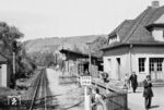 Der Haltepunkt Weißes Roß der schmalspurigen Lößnitzgrundbahn liegt im Augustusweg 2 im sächsischen Radebeul. Die Station besteht aus einem massiven, verputzten Bahnwärterhaus mit Fahrkartenschalter und Warteraum sowie einer nahebei gelegenen hölzernen Wartehalle. Das Bahnwärterhaus wurde 1913 durch die Königlich Sächsische Staatseisenbahnverwaltung errichtet. Es ist ein eingeschossiger, massiver Putzbau auf einem Bruchsteinsockel. Der Stationsname stammt von dem 1789 errichteten benachbarten Gasthof „Weißes Roß“. Der Name ist der einzige auf Radebeuler Grund, der über alle Eingemeindungen hinweg ohne Namensänderung blieb.  (05.1968) <i>Foto: Fritz Herold</i>