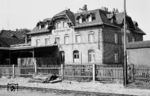 Der Bahnhof Radebeul Ost, bis 1941 Radebeul, liegt auf der Gemarkung der Ursprungsgemeinde Alt-Radebeul der heutigen sächsischen Stadt Radebeul, in der Sidonienstraße 1a-c. Um die überkommenen Gebäude des 1860 eröffneten Bahnhofs zu modernisieren, genehmigte das sächsische Finanzministerium am 27. März 1900 den Entwurf für ein neues Empfangsgebäude, das heute unter Denkmalschutz steht. Das Empfangsgebäude ist ein ockerfarbener Verblendziegel-Bau mit zwei Geschossen. Der östliche Gebäudeteil hat ein Pyramidenstumpfdach mit Zwerchgiebeln, zur Straßenseite hin zusätzlich mit einem Dachreiter mit Uhr versehen. Im Mittelbau mit rundbogigem Haupteingang befand sich früher die Schalterhalle. Der westliche Gebäudeteil (von der Straße aus rechts) enthielt den Wartesaal. Das Gebäude wird heute nicht mehr bahntechnisch genutzt. Das Gebäudeensemble ist als Technisches Denkmal Bestandteil der Sachgesamtheit Kleinbahn Radebeul–Radeburg und von verkehrsgeschichtlicher und technikgeschichtlicher Bedeutung. (05.1968) <i>Foto: Fritz Herold</i>