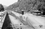 Kipsdorf ist die Endhaltestelle der Weißeritztalbahn Freital-Hainsberg – Kipsdorf. Die Bahnhofsidylle wurde durch ein Hochwasser 2002 großenteils zerstört. Der Aufbau verlief schleppend. Am 13. Dezember 2008 ging die Teilstrecke von Freital-Hainsberg nach Dippoldiswalde wieder in Betrieb. Die restliche Strecke von Dippoldiswalde bis Kipsdorf ist erst seit 2017 wieder befahrbar. Das Gebäude des Kipsdorfer Kopfbahnhofes wurde vollständig saniert und zu einem Bürgerhaus ausgebaut. (06.1968) <i>Foto: Fritz Herold</i>