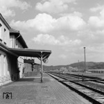 Der Bahnhof Herleshausen war nach 1945 stark von der Deutschen Teilung zwischen der DDR und der Bundesrepublik Deutschland betroffen. Als Drehscheibe von Schmugglern, Fluchthelfern und Menschenhändlern wurde der Bahnverkehr auf der Strecke Bebra - Eisenach scharf überprüft. Personenzüge nach Gerstungen wurden am Bahnhof Wartha verschlossen, um das Abspringen im hessischen Gebiet um den Bahnhof Herleshausen zu verhindern. 1952 wurde der Personenverkehr nach Eisenach eingestellt. Am 13. April 1962 wurde eine Strecke von Förtha nach Gerstungen eingeweiht, die das bundesdeutsche Gebiet um Herleshausen umging. Der Dornrösenschlaf des Bahnhofs wurde erst mit der deutschen  Wiedervereinigung beendet. (30.04.1983) <i>Foto: Frank Lüdecke</i>