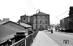 Szene am Hauptbahnhof in Ludwigshafen (Rhein) mit zahlreichen Straßenbahnen am Bahnhofsvorplatz. Ein Triebwagen der Linie 19 befährt die Rampe zur Brücke über die Bahnsteiggleise. Schon vor dem Zweiten Weltkrieg war geplant, den Kopfbahnhof durch einen Durchgangsbahnhof zu ersetzen. Im Hinblick darauf wurde in die Anlage kaum noch investiert. Als dann der Krieg das Projekt zunächst scheitern ließ, gaben die Luftangriffe auf die Ludwigshafener Bahnanlagen dem Bahnhof den Rest. (1938) <i>Foto: RBD Mainz, Slg. W. Löckel</i>