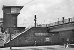 Mit dem neuen Bochumer Hauptbahnhof ging Anfang Juni 1957 auch das Stellwerk "Bhf" der Bauform DrS an der Wittener Straße mit 88 Stelleinheiten, Dr S-Befehlspult und Wärtertisch in Betrieb. Am 07.09.2008 wurde es durch ein aus der BZ Duisburg gesteuertes ESTW ersetzt. (06.1957) <i>Foto: Willi Marotz</i>