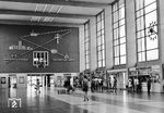 Das 1955 eingeweihte Empfangsgebäude des Heidelberger Hauptbahnhofs wird „zu den schönsten, baulich interessantesten Neubauten der Deutschen Bundesbahn“ gezählt; seit 1972 steht es als Kulturdenkmal von besonderer Bedeutung unter Denkmalschutz. Die Empfangshalle mit den gläsernen Längsfassaden gilt jedoch heute als sanierungsbedürftig. (11.03.1960) <i>Foto: Ernst Winter</i>