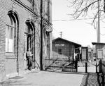 Der Bahnhof Gera-Pforten wurde 1901 eröffnet. Der Standort des Bahnhofs im Süden von Gera hatte seinen Grund darin, dass die Preußischen Staatseisenbahnen einen Anschluss an ihren Bahnhof im Norden von Gera verweigerten. Er bot allerdings den Vorteil, dass sich die meisten Industriebetriebe im Süden von Gera befanden. Eine Besonderheit des Bahnhofs Gera-Pforten war, dass er keinen Übergangsbahnhof zu einer regelspurigen Eisenbahn besaß. Der für das Jahr 1970 geplanten Stilllegung des Bahnhofs und der gesamten Bahnstrecke kam ein großes Unwetter am 3. Mai 1969 zuvor. Der in der Nähe verlaufende Zaufensgraben setzte das Bahnhofsareal unter Wasser und verschlammte es. Dadurch wurden fast alle Gleise und Weichen durch Geröll beschädigt. Die Fahrzeuge standen bis zu den Achsen im Schlamm. Am folgenden Tag beschloss die Deutsche Reichsbahn die Einstellung des Reiseverkehrs auf der Gesamtstrecke und die Stilllegung des südlichen Streckenteils.  (04.1968) <i>Foto: Klaus Winkelmann</i>