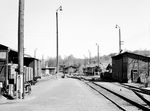 Blick in den Bahnhof Gera-Pforten vor dem Unwetter von 1969. An Hochbauten existierten am Bahnhof Gera-Pforten neben dem bis heute vorhandenen Empfangsgebäude u.a. ein Lokschuppen und eine im Jahr 2013 abgerissene Bahnwerkstatt. In letztere führte früher nur ein Gleis hinein. Die Fahrzeuge wurden dann mittels einer Schiebebühne auf ihren Platz gebracht. Das Areal des Bahnhofs Gera-Pforten diente seit der Stillegung bis kurz nach der Jahrtausendwende als Busbahnhof mit Busdepot des Geraer Verkehrsbetriebs. Danach entstand auf dem Bahnhofsgelände eine Eigenheimsiedlung mit dem Namen „Am Pfortener Bahnhof“.  (04.1968) <i>Foto: Klaus Winkelmann</i>