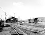 Blick auf die nördliche Bahnhofsausfahrt in Kirchberg (Sachs). Links am Lokschuppen vorbei verläuft das Streckengleis nach Wilkau-Haßlau. Der Bahnhof mit seinen umfangreichen Gleisanlagen war Betriebsmittelpunkt der Schmalspurlinie Wilkau-Haßlau—Carlsfeld. In Bildmitte das Heizhaus des ehemaligen Bw Kirchberg (Sachs), seit 01.01.1967 nur noch eine Einsatzstelle des Bw Aue (Sachs).  (06.04.1968) <i>Foto: Klaus Winkelmann</i>
