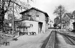 Mit der Eröffnung der Schmalspurbahn Döbeln-Mügeln-Oschatz ging auch der Bahnhof Oschatz Süd im Jahre 1884 in Betrieb. Bereits damals waren 3 Durchgangsgleise und ein Güterschuppengleis vorhanden. Der Bahnhof entwickelte sich in den Folgejahren zu einer der bedeutendsten Stationen der Strecke. Dadurch war er ständig mit einem Fahrdienstleiter und einem weiteren Bahnbediensteten besetzt, der sich hauptsächlich um den umfangreichen Stückgutverkehr kümmerte. Mit Ende des Personenverkehrs auf der Schmalspurbahn begann 1975 auch der schleichende Niedergang des Bahnhofs. 1980 bis 1982 wurden die beiden Durchgangsgleise 2 und 3 entfernt, sodass Oschatz Süd seitdem kein Bahnhof im betrieblichen Sinne mehr ist. (08.1967) <i>Foto: Fritz Herold</i>
