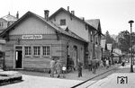 In den Anfangsjahren der Schmalspurbahn war Oybin eher bescheiden ausgestattet, allerdings war von Anfang an ein massives Empfangsgebäude vorhanden. Da die Gleisanlagen recht bald nicht mehr ausreichten, mussten sie in den 1910/20er Jahren mehrfach erweitert werden, auch das Empfangsgebäude erhielt einen Anbau, und es wurde ein Güterschuppen errichtet.  (08.1967) <i>Foto: Fritz Herold</i>