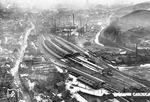 Luftaufnahme des Hagener Hauptbahnhofs Ende der 1920er Jahre, dessen Bezeichnung zum Aufnahmezeitpunkt noch Hagen (Westf) lautete. Der Bahnhof ist ein sogenannter „Trennungsbahnhof in Staffelbauweise“ mit Weichen und Überholgleisen an den beiden Hauptbahnsteigen in der Halle. Dadurch ergibt sich die Möglichkeit, bis zu vier (kurze) Züge gleichzeitig an einem Bahnsteig abzufertigen. Als Nachteil müssen die Reisenden mitunter lange Fußwege in Kauf nehmen. Mit Wirkung vom 15. Mai 1931 wurde der Bahnhofsname in Hagen Hbf geändert.  (1929) <i>Foto: RVM</i>