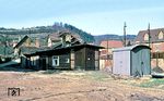Blick auf den Güterschuppen und Bahnhof Trusetal. Seit dem 16. Jahrhundert wurde in Trusetal Eisenerz gefördert. Dies war auch der Grund für den Bau der schmalspurigen Trusebahn von Wernshausen nach Herges-Vogtei, wie Trusetal damals noch hieß. Der Bergbau wurde 1991 eingestellt, die Bahn hatte es schon Ende 1968 erwischt. (03.1968) <i>Foto: Klaus Kieper, Slg. Holzborn</i>