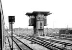Das Stellwerk "Dm" in Düsseldorf Hbf war ein pilzartiges Gebäude mit dem typischen Untergeschoss für die Unterbringung der Schalteinrichtungen der Vierreihenhebelwerke. Es stand südlich der Bahnsteige mit einer Treppenverbindung zur Eisenbahnunterführung der Ellerstraße. Durch Kriegseinwirkungen war es schwer beschädigt worden, wurde aber bis zum Abriß im Mai 1957 nicht ersetzt. (05.1956) <i>Foto: Ernst Winter</i>