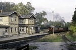 99 7231 hat mit ihrem Zug den Bahnhof Hasselfelde erreicht, neben Harzgerode der zweite Endpunkt der Selketalbahn. (09.1993) <i>Foto: Will A. Reed</i>