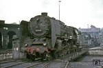 01 048 vom Bw Magdeburg wendet auf der Drehscheibe im Bw Helmstedt. Im Hintergrund ist als weitere Reichsbahnlok die Ostbahnhofer 01 512 zu Gast. Die Lok besitzt die hinten eingekürzten Windleitbleche der Bauart Wagner, die bei dieser Lok von einer anderen BR 01 und nicht wie bei anderen Loks von der BR 44 "geborgt" sind (vgl Bild-Nr. 11693). (20.05.1967) <i>Foto: K.D.Hensel</i>