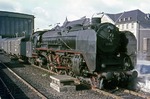 01 165 (Bw Berlin-Ostbahnhof) mit einem Schnellzug im Bahnhof Berlin-Zoo. Auch diese Lok ist wieder eine 01 mit gekürzten Windleitblechen (vgl. Bild-Nr. 11691), hier nun die Variante, die von einer 44er stammen (erkennbar an der deutlich vergrößerten Ausrundung vorn oben). (08.09.1968) <i>Foto: K.D. Hensel</i>