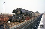 01 502 vom Bw Wittenberge (1962 aus 01 157 rekonstruiert), ausgestattet mit Boxpokrädern, die sie von 1964 bis 1971 trug, vor D 166 aus Berlin in Hamburg-Tiefstack. (05.1968) <i>Foto: K.D.Hensel</i>